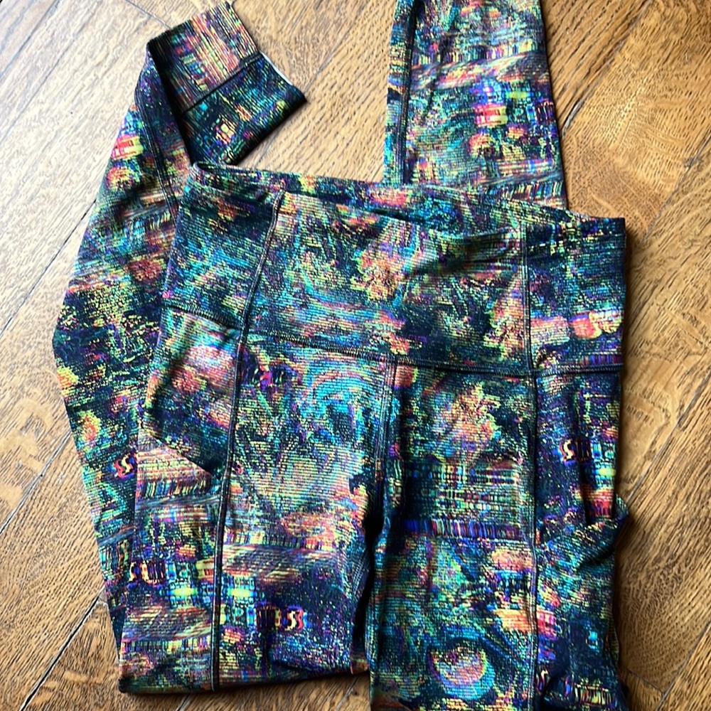 lululemon fast and free tight size 4.  EUC